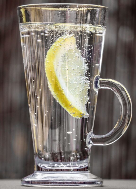 sparkling water with lemon