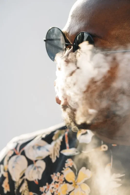 overwieght man vaping